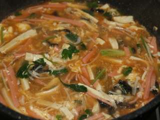 11、酸辣暖胃汤,出锅撒入香菜。