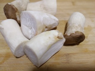 4、多彩素炒杏鲍菇,先把杏鲍菇切段，