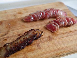 3、煲仔饭,3.将肉取出,切成薄片备用。