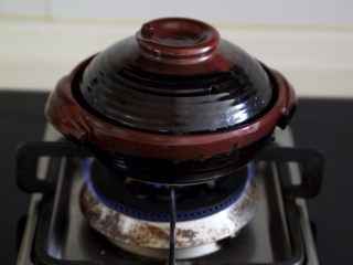 6、煲仔饭,6.盖锅中火煮。