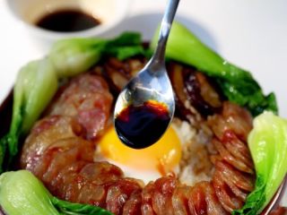 11、煲仔饭,12.当煲仔饭端上桌时,浇上酱汁,只听吱吱的响,随着热气,香味扑面而来。