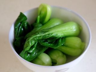 9、煲仔饭,10.将菜心烫一下备用,用开水或高汤都可以。