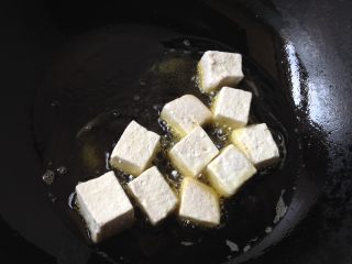 5、肉末豆腐,放入油锅