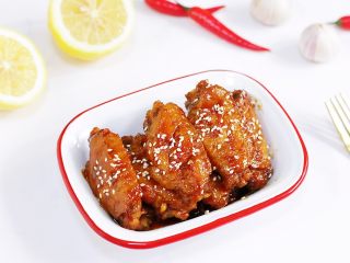 10、蜜汁鸡翅,出锅摆盘，撒上少许白芝麻。