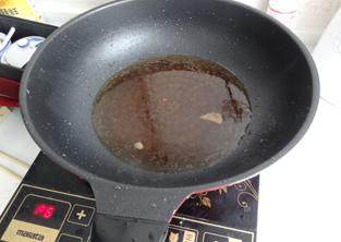 9、冰糖肘子,把压肘子出的汤汁，倒在锅中收浓