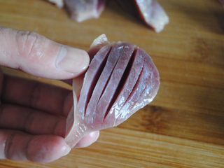 2、爆炒鸭肾,切面出先切成平衡的刀纹，大小随意，不要切断