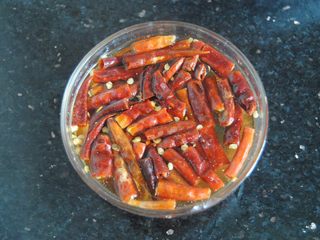 5、爆炒鸭肾,干辣椒切段用清水浸泡