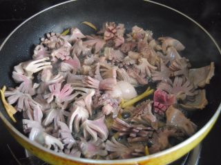 9、爆炒鸭肾,稍变色后加入料酒翻炒