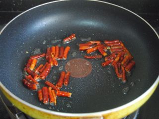 11、爆炒鸭肾,锅内下油，捞出干辣椒段煸香