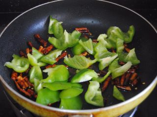 12、爆炒鸭肾,倒入青椒翻炒均匀