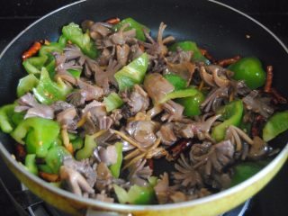 13、爆炒鸭肾,倒入鸭肾，调入盐翻炒1分钟左右即可