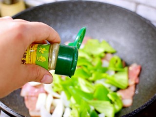 9、青椒炒培根,加胡椒粉