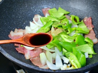 10、青椒炒培根,加生抽