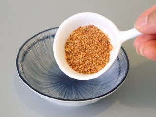 7、孜然土豆,取一个小碗,放入辣椒面。