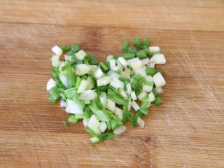 11、孜然土豆,葱切末备用。