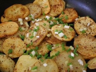 13、孜然土豆,撒入葱花。