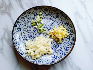 6、土豆茄子白菜煲,葱姜蒜去皮，切碎。