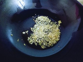 8、土豆茄子白菜煲,起油锅，加入切好的葱姜蒜炒香。