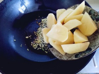 9、土豆茄子白菜煲,加入切好的土豆块翻炒，炒至微黄，盛出备用。