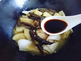 14、土豆茄子白菜煲,10分钟后调味，加入生抽。