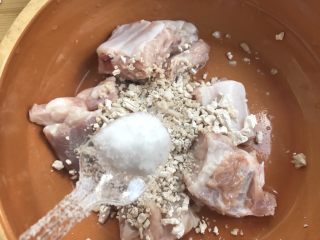 4、广式早茶特点，蒜香排骨,盐。