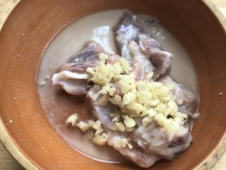 7、广式早茶特点，蒜香排骨,再放入蒜蓉，拌均匀。放入冰箱腌半小时。