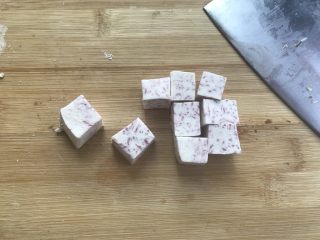 8、广式早茶特点，蒜香排骨,芋头切粒状。