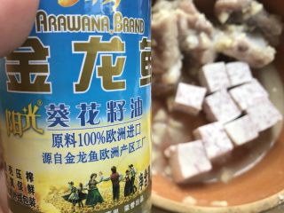 10、广式早茶特点，蒜香排骨,加点点油，拌均匀。