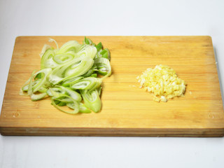 2、烤羊肉串,大葱切段,姜蒜切碎