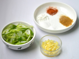 3、烤羊肉串,准备好辣椒粉、孜然粉、淀粉、盐、白糖