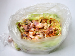 4、烤羊肉串,将步骤2的材料与羊肉一起放入保鲜袋混合