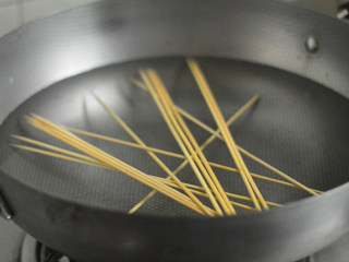 7、烤羊肉串,竹签洗干净,用冷水泡透(烤的时候不容易糊)