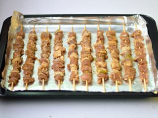 8、烤羊肉串,将腌制好的羊肉串起来