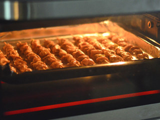 11、烤羊肉串,10分钟后拿出刷一层橄榄油,再烤10分钟即可