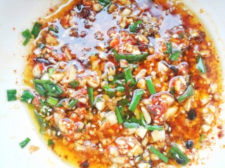 6、好吃到哭的黄磊老师同款拌面,淋入一大勺热油。