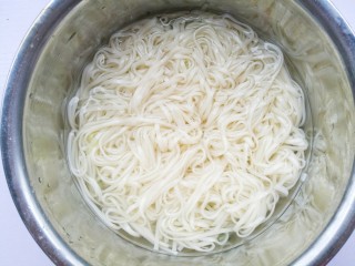 10、好吃到哭的黄磊老师同款拌面,面条煮熟后放凉开水中备用。