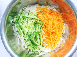 11、好吃到哭的黄磊老师同款拌面,加入胡萝卜丝和黄瓜丝。