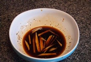 2、照烧鸡腿,西兰花切成小朵，洋葱切成粗条备用，准备一个碗加入生抽，料酒和黑椒粉以及糖和姜丝。