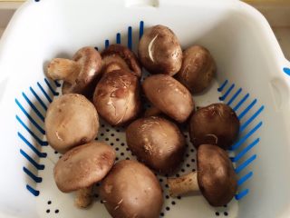 1、香菇酿肉,香菇要挑大的，圆形的。