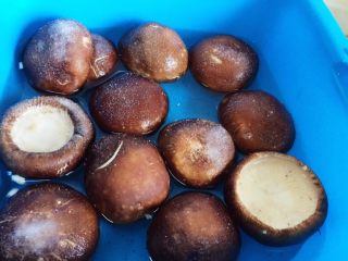 3、香菇酿肉,盆里放清水、香菇，撒上食用盐浸泡10分钟。