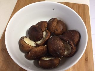 4、香菇酿肉,清洗干净，挤去香菇的水份，轻一点不要把香菇挤变形了。