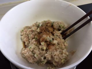 7、香菇酿肉,肉糜里加料酒、盐、生抽、糖顺时针搅拌。