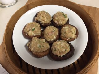 11、香菇酿肉,开大火烧开，放进盘子。