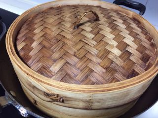 12、香菇酿肉,盖上盖子中大火蒸十分钟关火，焖三分钟揭盖。