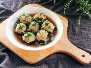 13、香菇酿肉,撒上葱花。