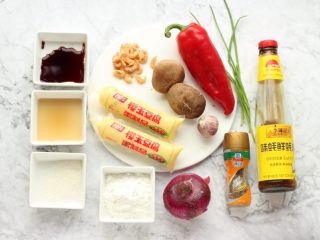 1、脆皮日本豆腐,准备好所有食材和调味。