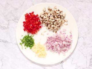 3、脆皮日本豆腐,红椒、香菇、洋葱切丁，葱切葱花，蒜剁成蓉。