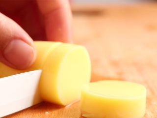 6、脆皮日本豆腐,将豆腐轻轻挤出包装，切厚薄均匀的小段。