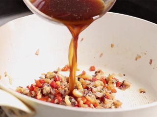 12、脆皮日本豆腐,倒入调好的酱汁略翻炒。