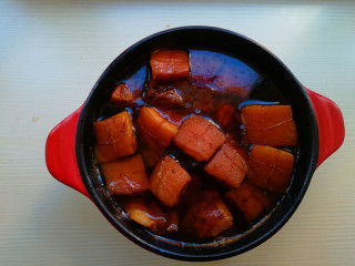 10、【东坡肉】,到时间后，加入盐调味，将肉块翻面，继续用小火焖制30分钟